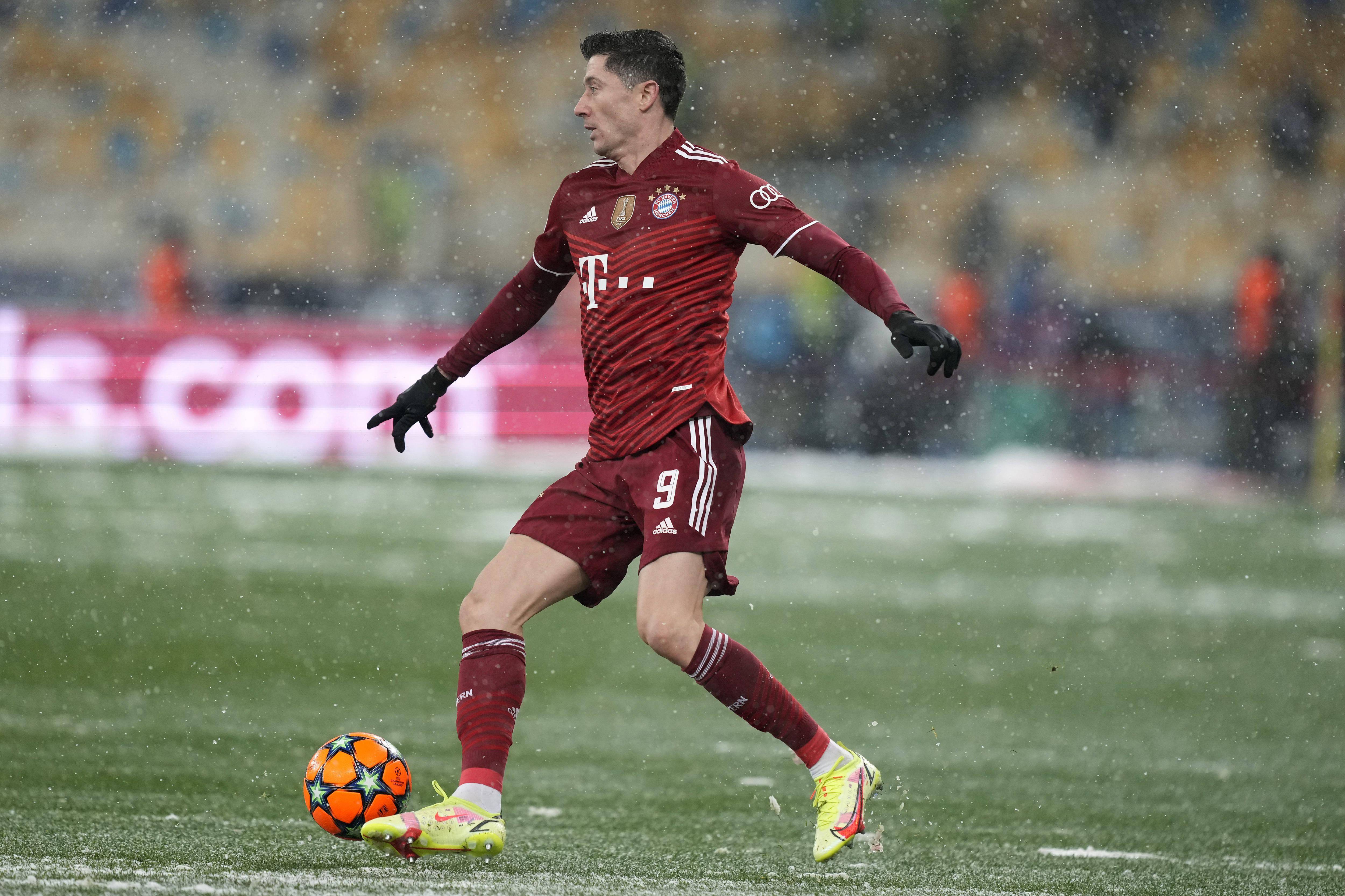 九游-莱万多夫斯基在德国队比赛中出色防守，爆冷引发热议！全场沸腾不已(莱万多夫斯基怎么双标了)