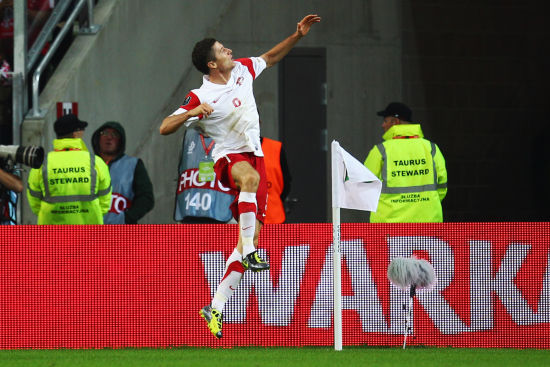 莱万多夫斯基在德国队比赛中出色防守，爆冷引发热议！全场沸腾不已(莱万多夫斯基怎么双标了)