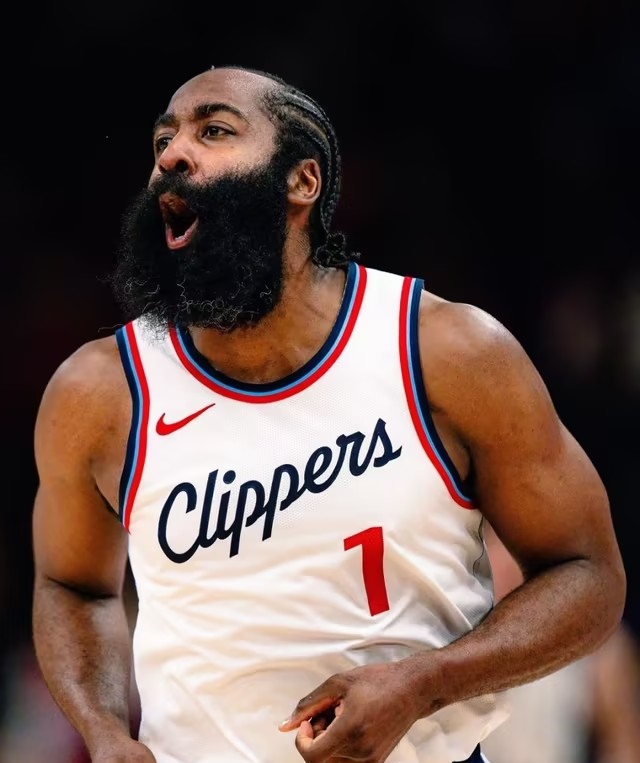 哈登回归赛场，出色防守首场状态亮眼，快船观众沸腾！的简单介绍